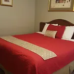 Niagara Inn & Suites